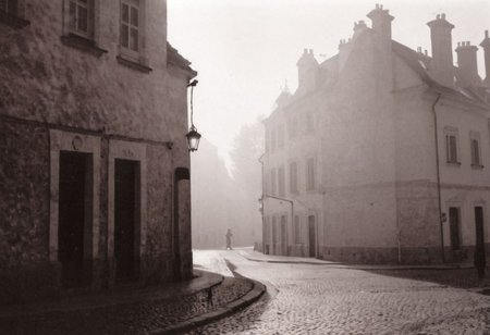 lith_argenta_bromBN1W, a foggy street somewhere in europe, hard shadow