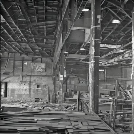 hasselblad monochrome, ein altes lostplace - alte fabrik - irgendwo in deutschland, innenansicht, gro﷿e halle