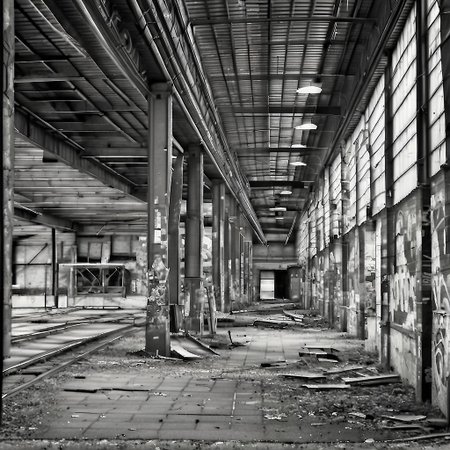 hasselblad monochrome, ein altes lostplace - alte fabrik - irgendwo in deutschland, innenansicht, gro﷿e halle