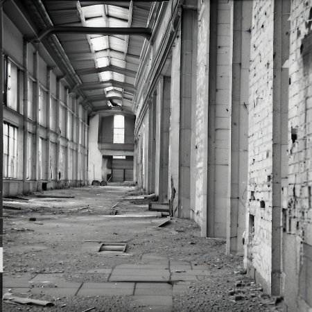 hasselblad monochrome, ein altes lostplace - alte fabrik - irgendwo in deutschland, innenansicht, gro﷿e halle