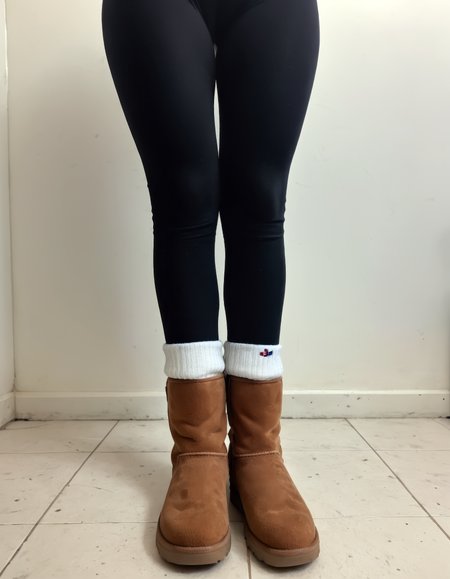 score_9, score_8_up, score_7_up, 1girls, standing, close-up, ugglsleggings, leggings, boots, socks <lora:pony_uggsleggings:1>