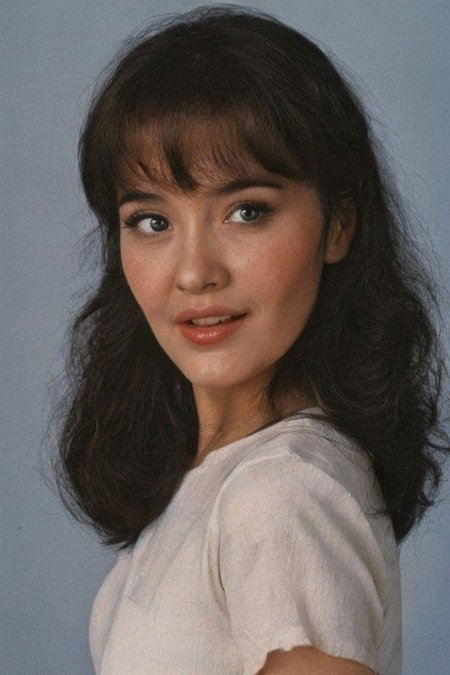 beautiful woman Classic High-Key Portrait: Bright, evenly lit portraits on the subject's face.Pin-Up Bangs