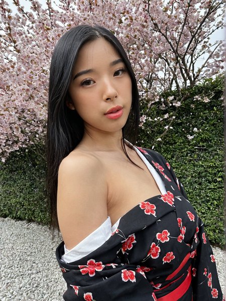 Elle Lee - Adult Influencer
