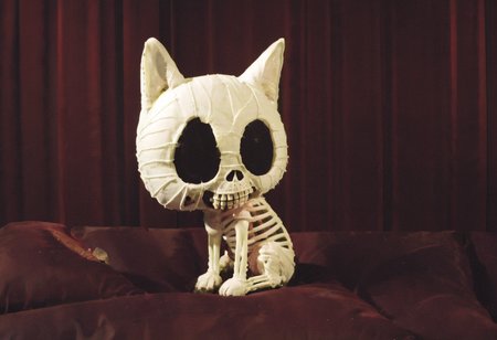 chibi skeleton cat, lynch style <lora:lynchstyle_v0.0.2:1.35>